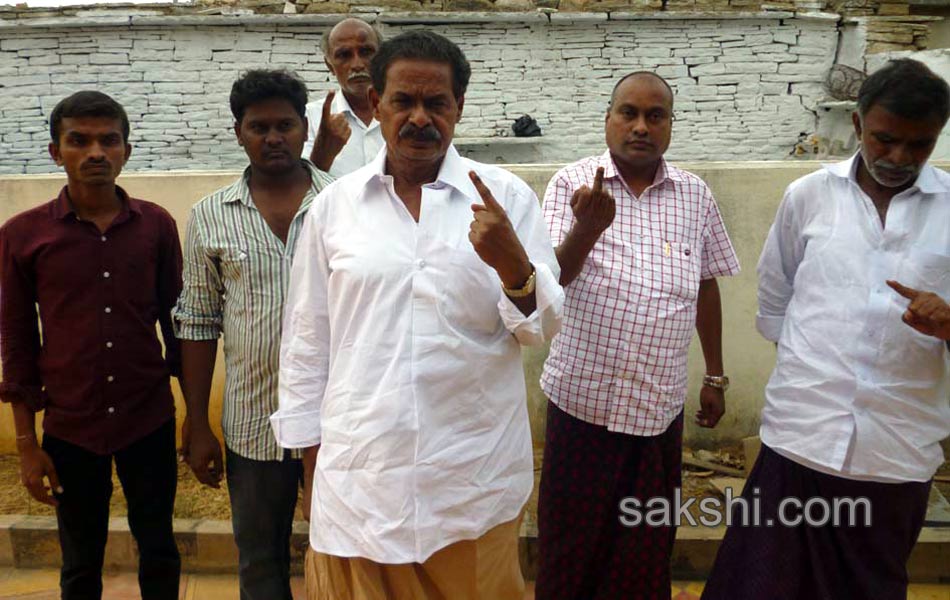 political leaders cast their Votes Elections 2014 in seemandhra - Sakshi33