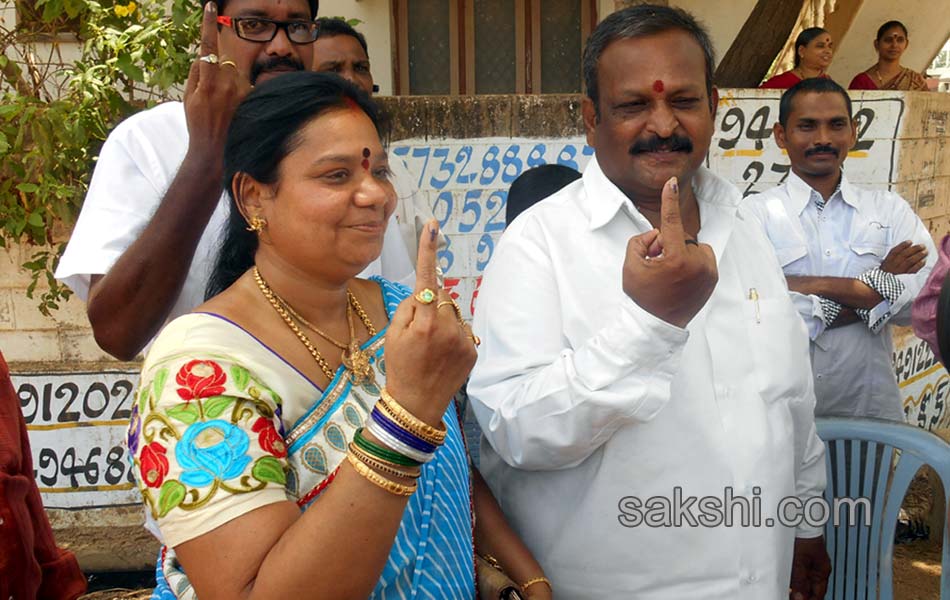 political leaders cast their Votes Elections 2014 in seemandhra - Sakshi35