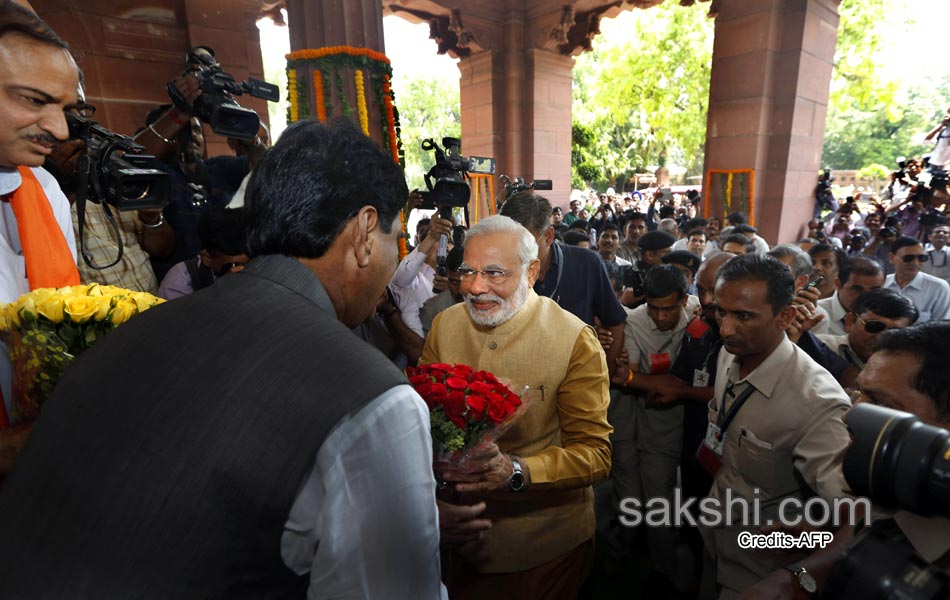 Narendra Modi break down at Parliament Central hall Meeting - Sakshi5