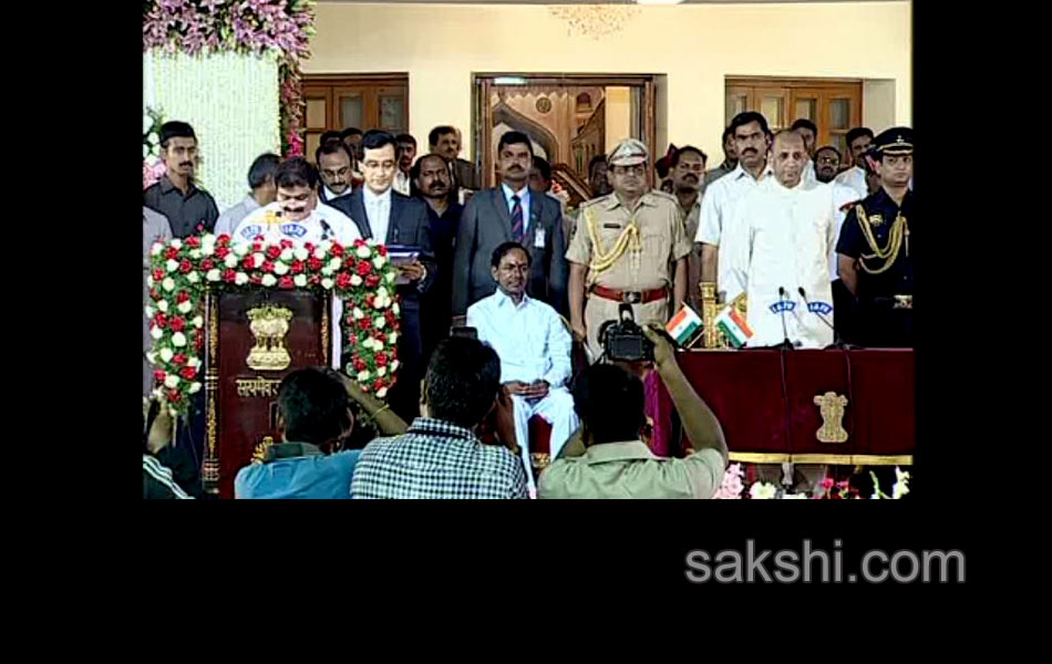 KCR sworn in heads cabinet of 11 ministers - Sakshi10