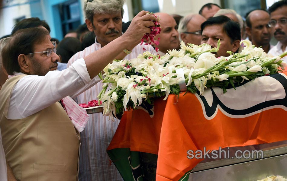 Ministers respects the mortal remains of Gopinath Munde10