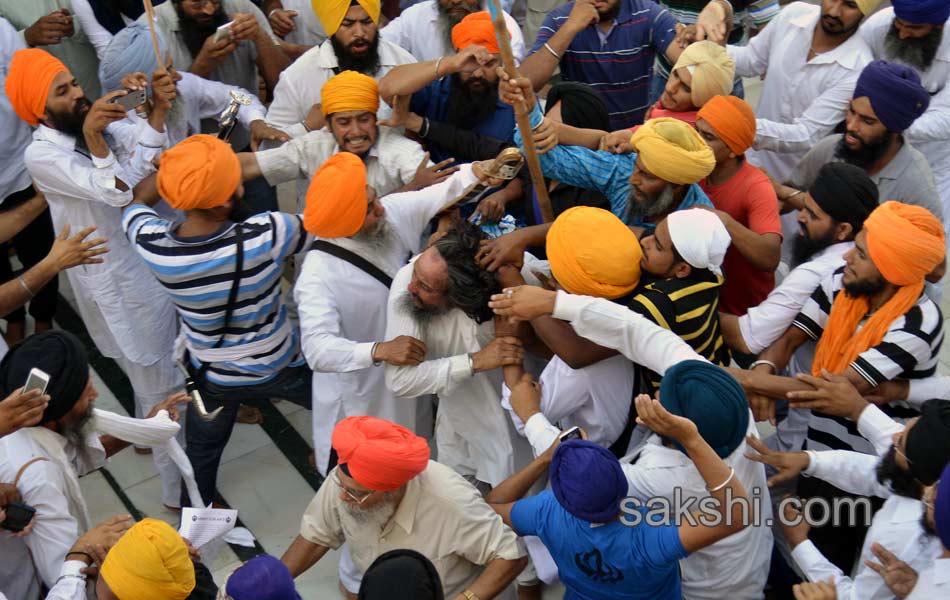 Sword fight at Golden temple3