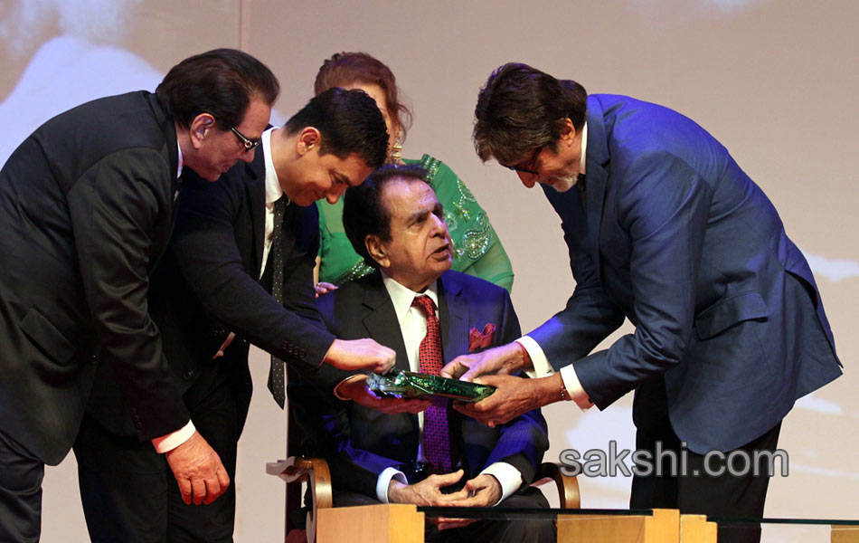 Dilip kumar launches his autobiography2