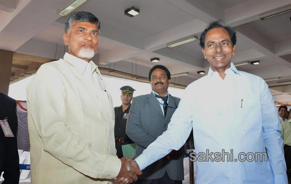 two chief ministers shake hands ahead of president tour - Sakshi3