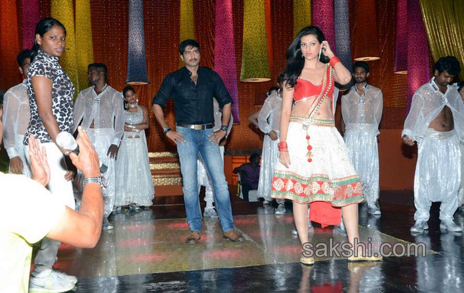 gopichand and hamsa nandini in loukyam item song9