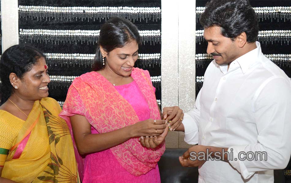 YS Sharmila YS Jagan celebrate Raksha Bandhan - Sakshi1