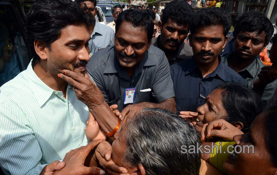 YS Jagan Mohan Reddy condolences to Krishna Rao family - Sakshi12