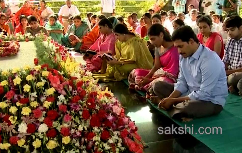 Tributes paid to YSR on fifth death anniversary - Sakshi1