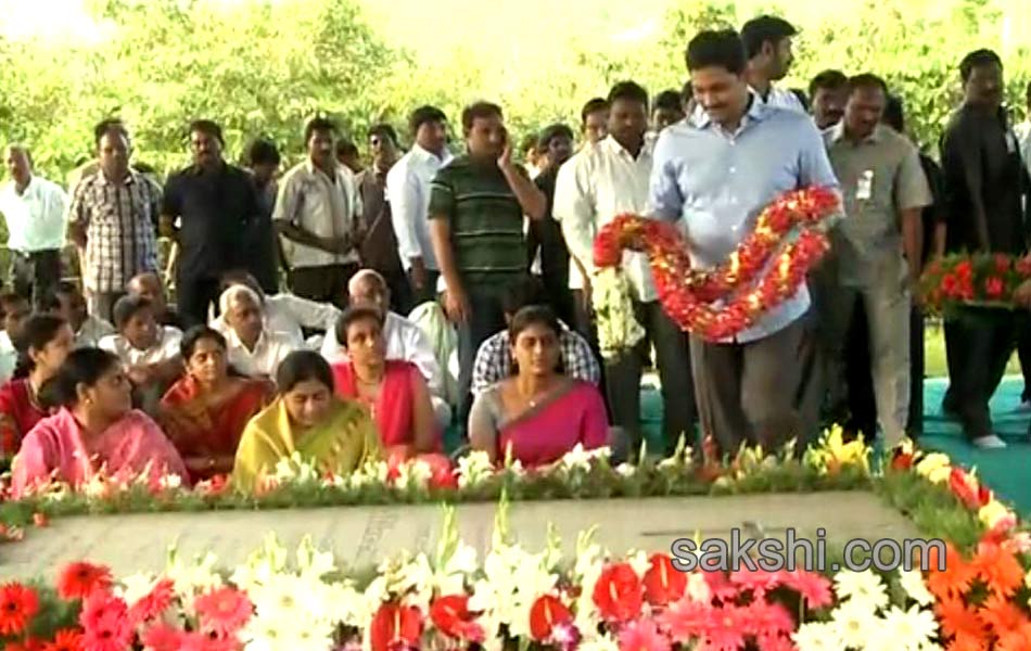 Tributes paid to YSR on fifth death anniversary - Sakshi2