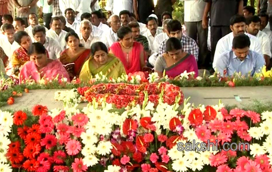 Tributes paid to YSR on fifth death anniversary - Sakshi6