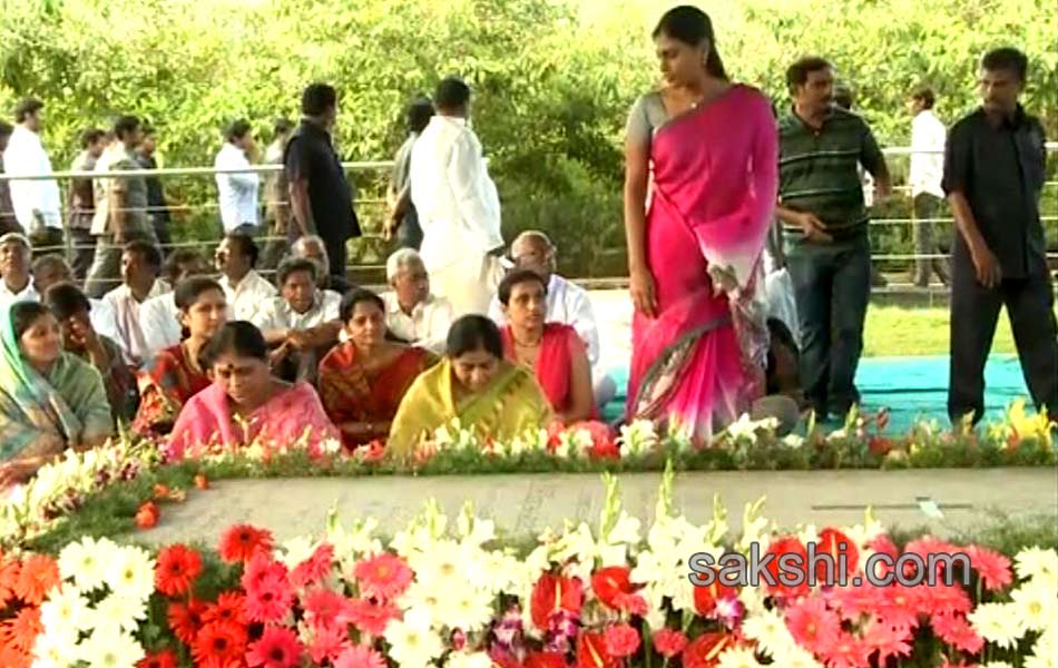 Tributes paid to YSR on fifth death anniversary - Sakshi7