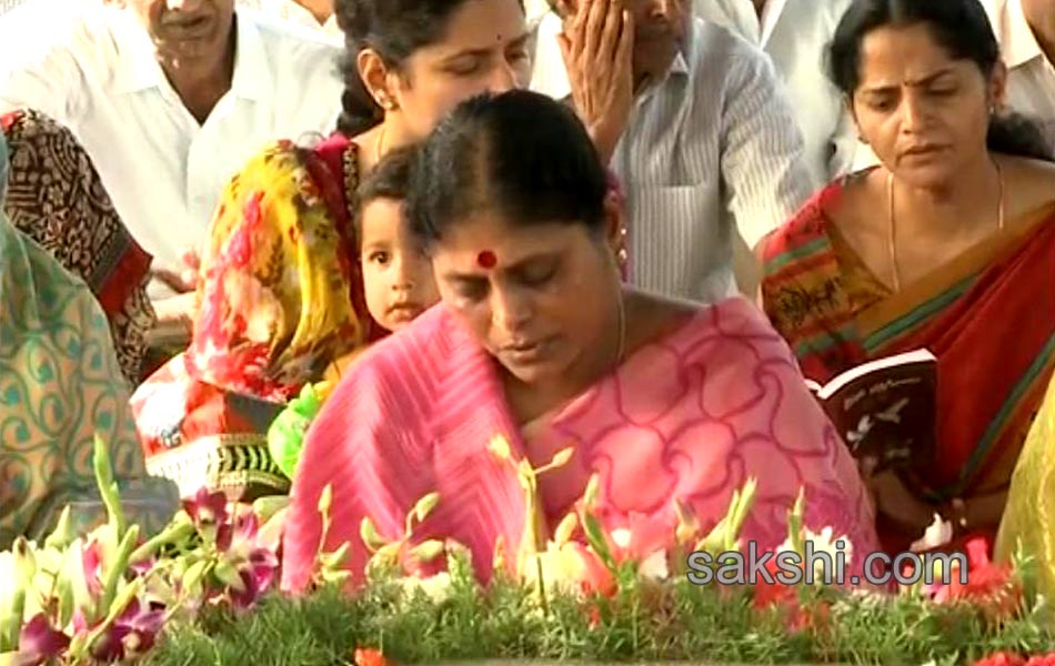 Tributes paid to YSR on fifth death anniversary - Sakshi14