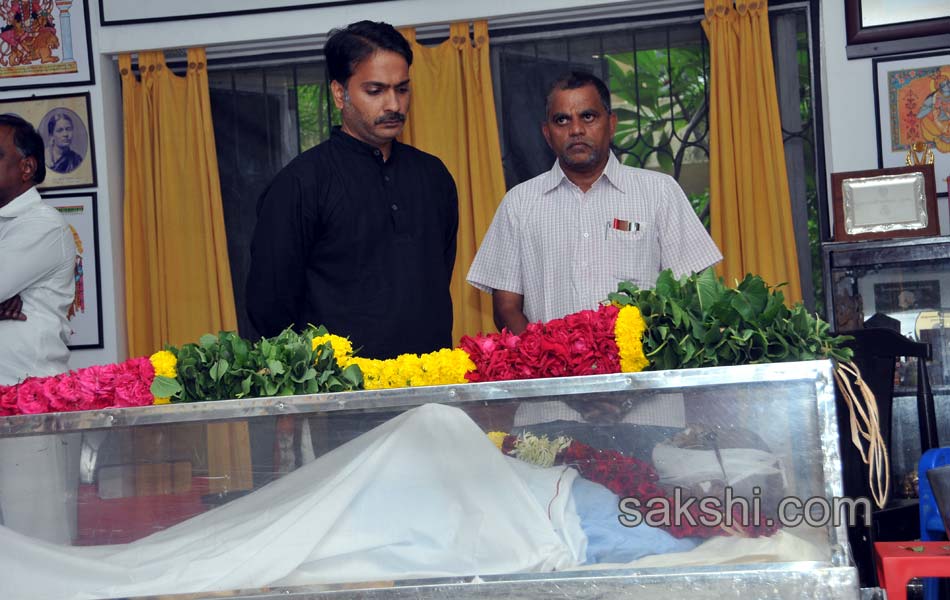 Prominent personalities pay tributes to Bapu15