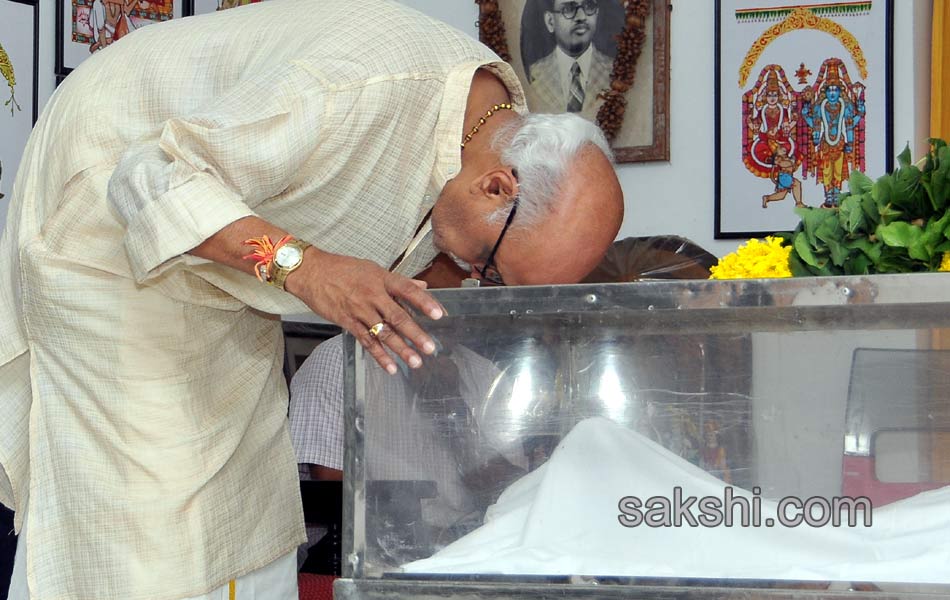 Prominent personalities pay tributes to Bapu19