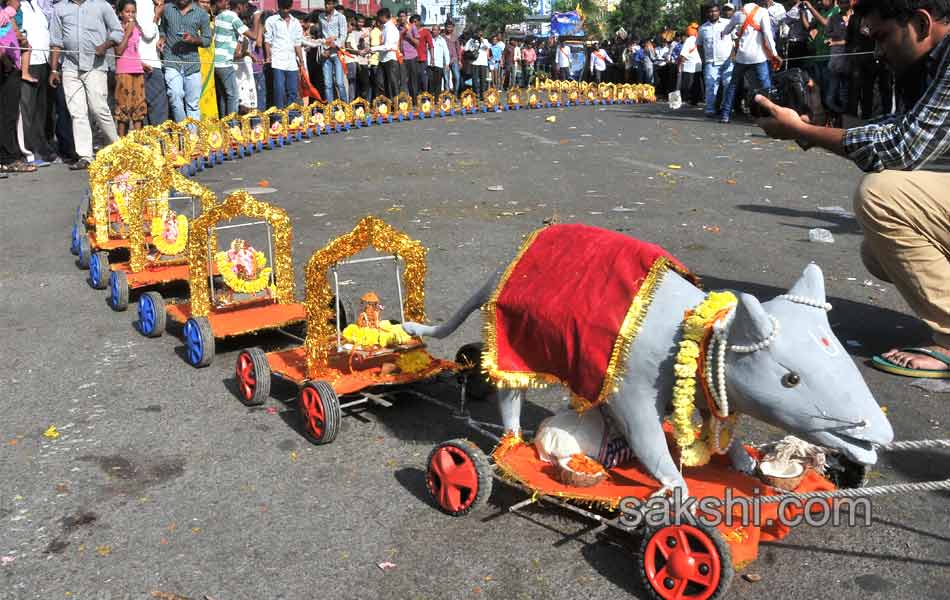 Hyderabad bid emotional farewell to Lord Ganesh - Sakshi13