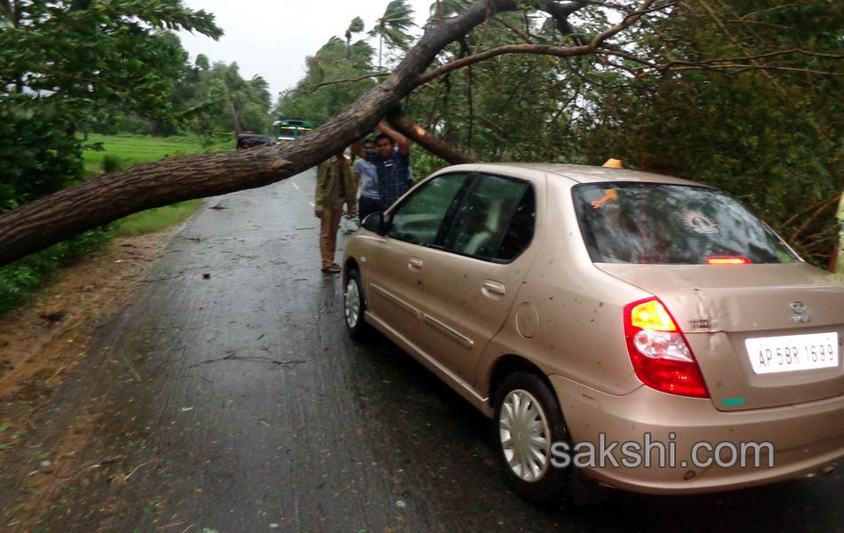 Cyclone Hudhud in Vizag - Sakshi5