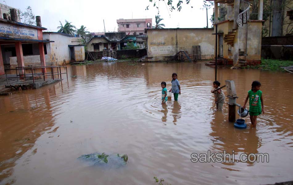 Normal life of North Andhra disturbed due to hudhud cyclone - Sakshi13