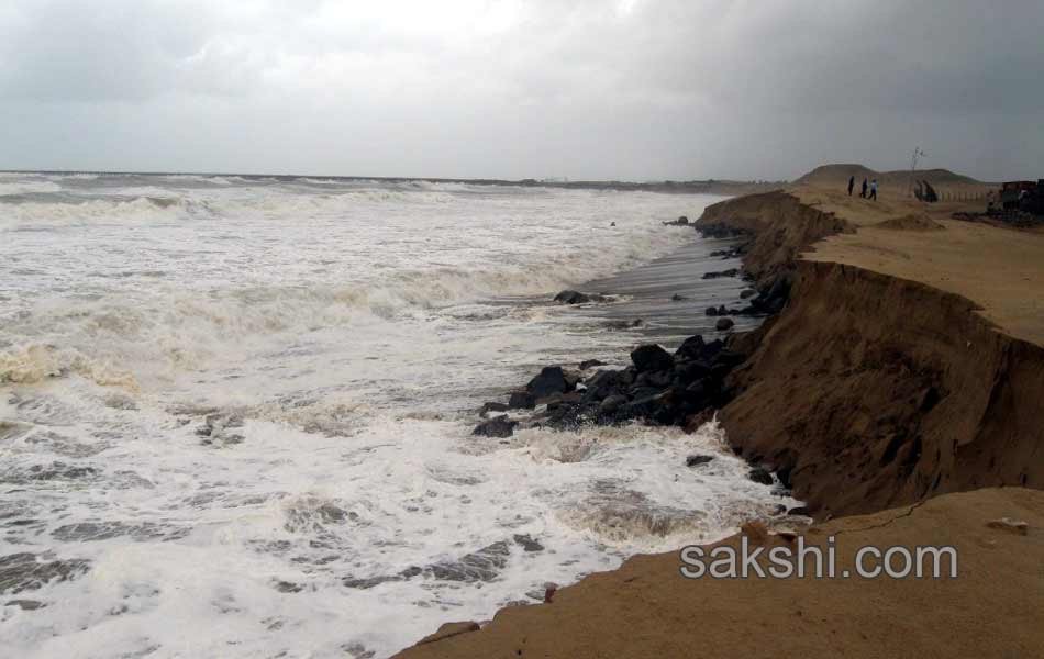 Normal life of North Andhra disturbed due to hudhud cyclone - Sakshi20