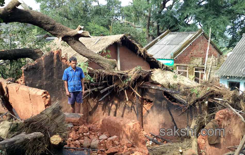 Normal life of North Andhra disturbed due to hudhud cyclone - Sakshi21