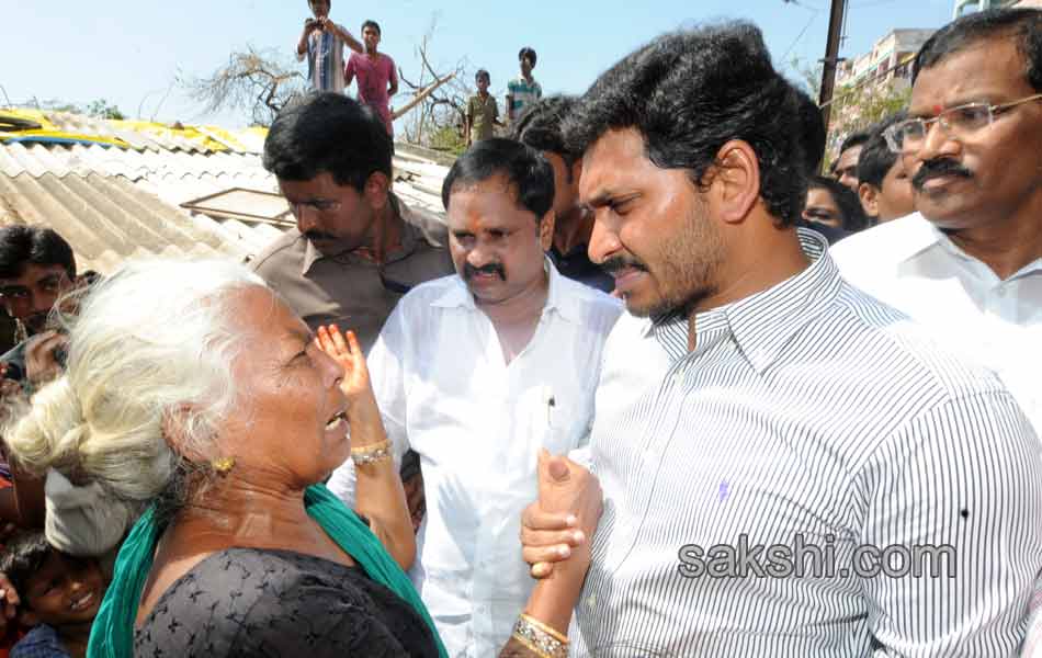 Y S jagan mohan reddy tour to cyclone affected - Sakshi7