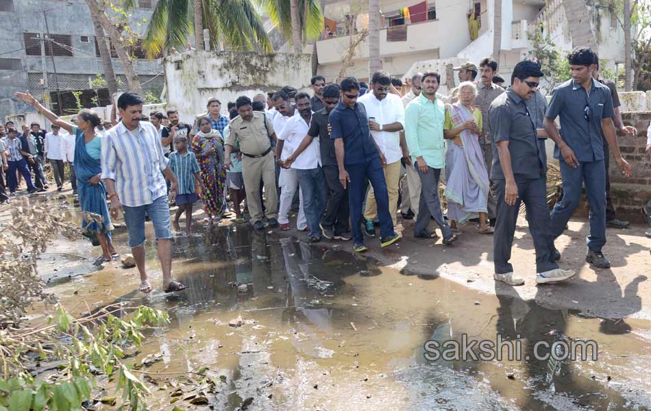 Y S jagan mohan reddy  to tour cyclone affected areas - Sakshi2