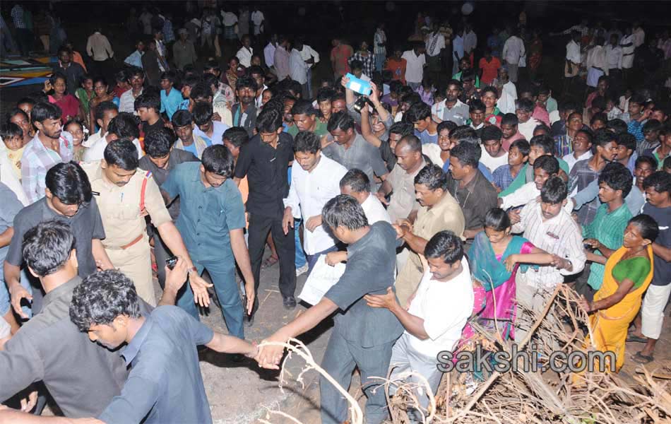 Ys Jagan mohan reddy consoles Hudhud victims over Vizianagaram Srikakulam areas - Sakshi3