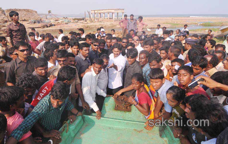 Ys Jagan mohan reddy consoles Hudhud victims over Vizianagaram Srikakulam areas - Sakshi10