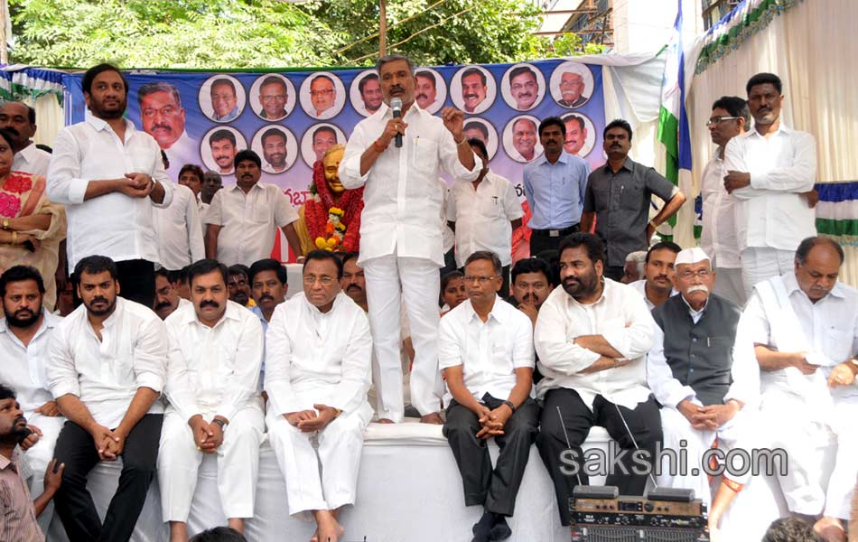 YSRCP men blocked all over AP from joining Maha Dharna - Sakshi9