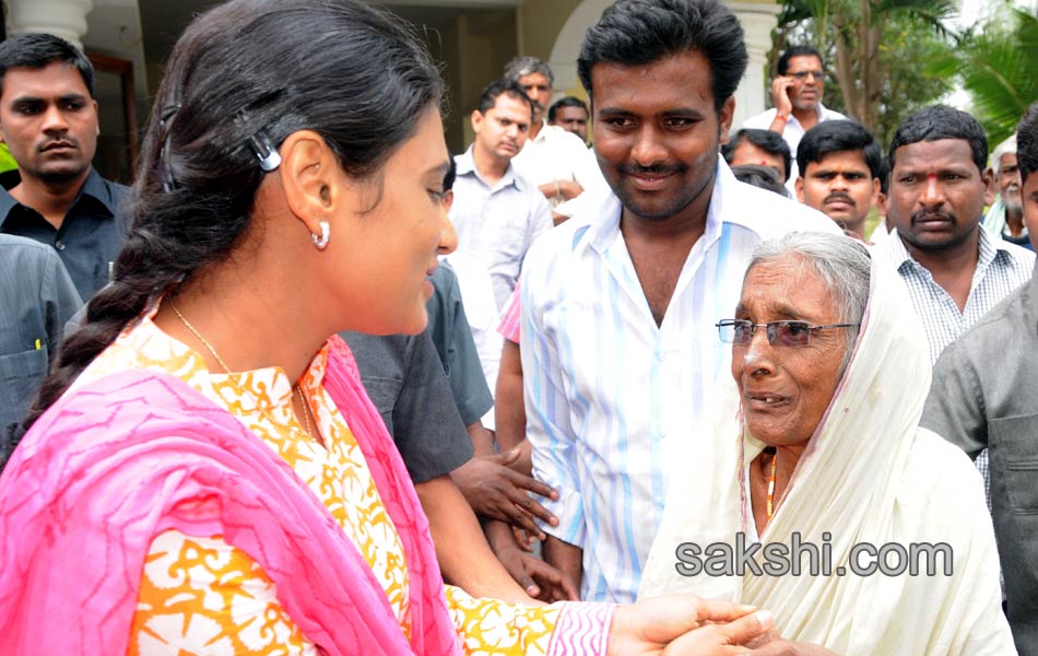 ys sharmila fourth day paramarsha yatra13