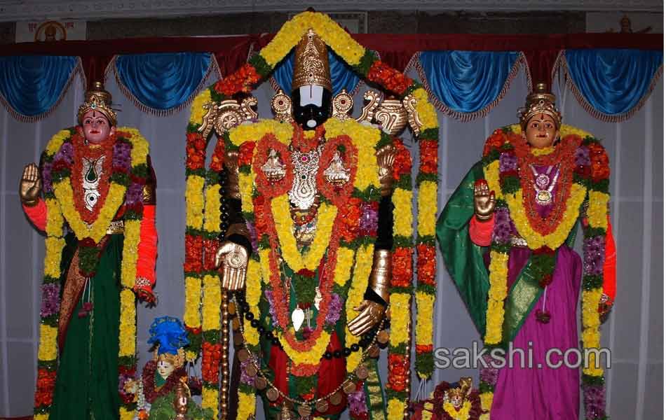 Heavy rush of pilgrims in temples on Vaikunta Ekadasi - Sakshi14