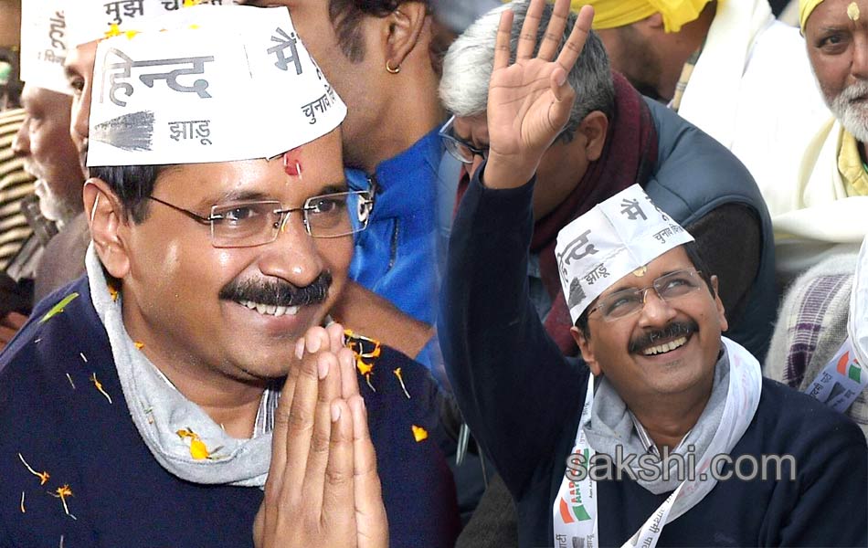 kiran bedi and kejriwal canvas in delhi15