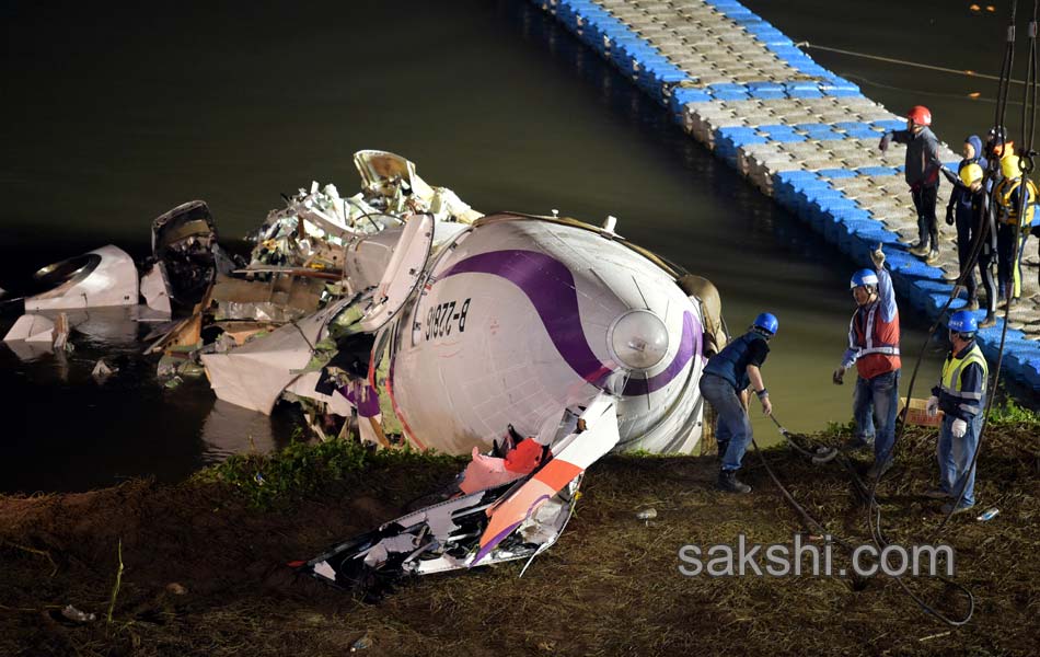 Taiwan TransAsia plane crashes into river9