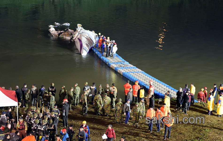 Taiwan TransAsia plane crashes into river11