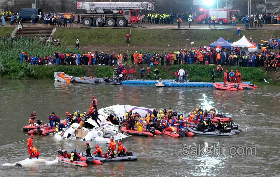 Taiwan TransAsia plane crashes into river13