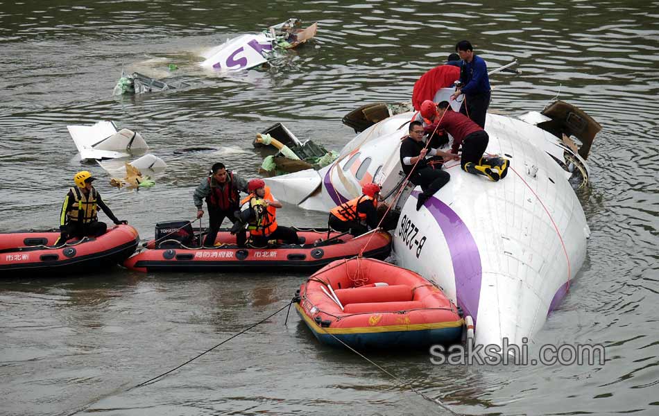 Taiwan TransAsia plane crashes into river16