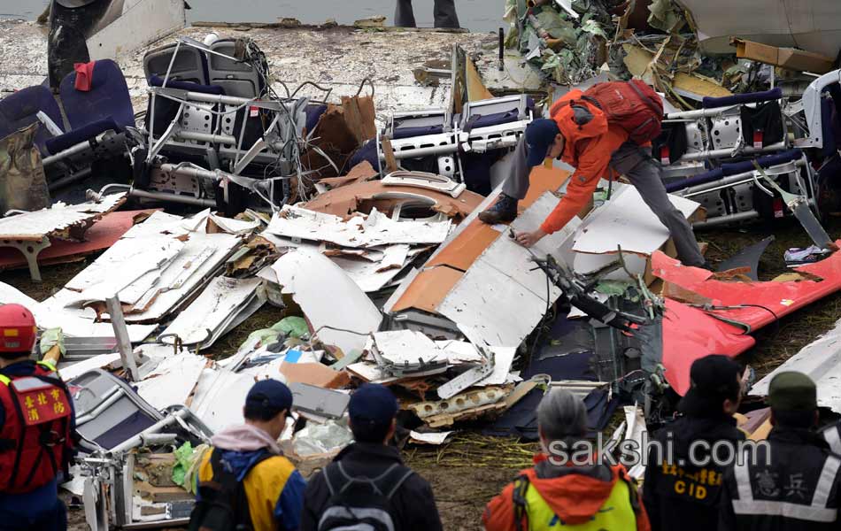 Taiwan TransAsia plane crashes into river17