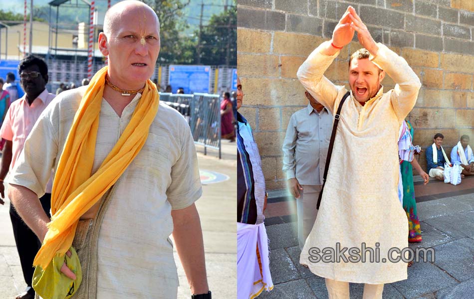 russians visit tirumala wearing sarees and dhotis16