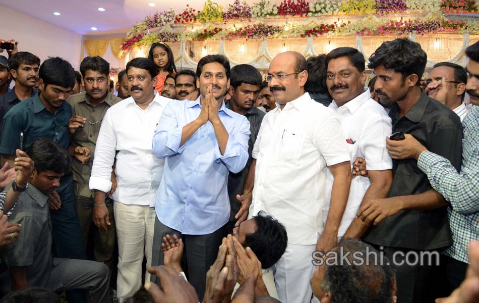 ys jagan mohan reddy blesses new couple - Sakshi4