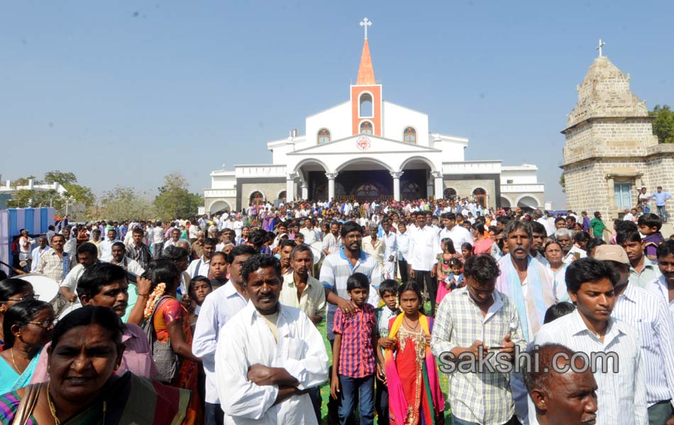 YS Jagan family offer prayers at church in Pulivendula - Sakshi15