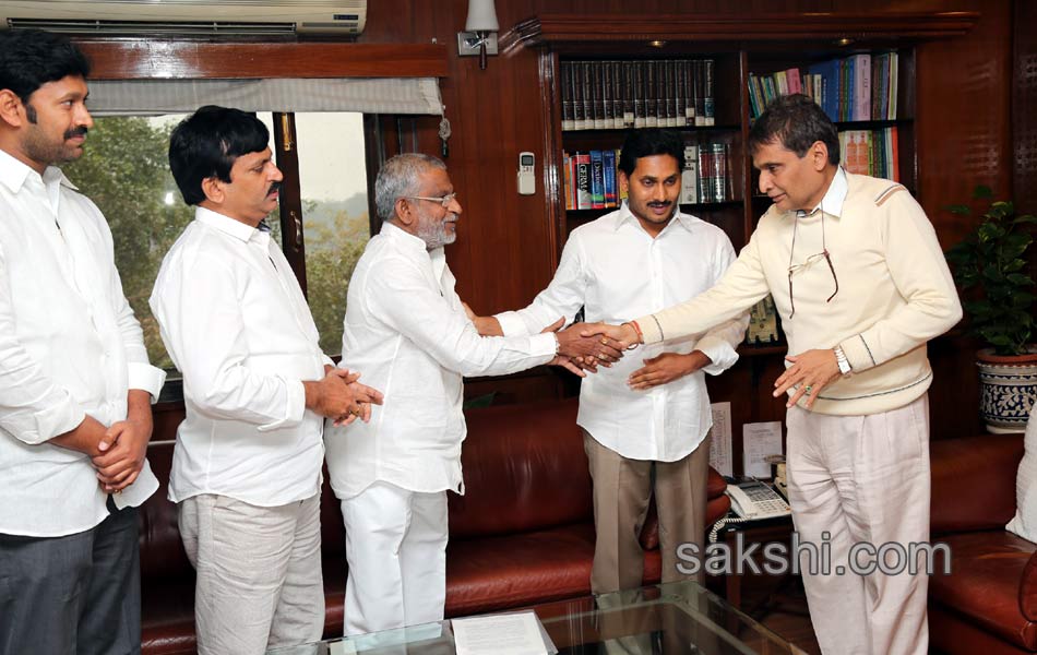 ys jagan meets central railway minister1