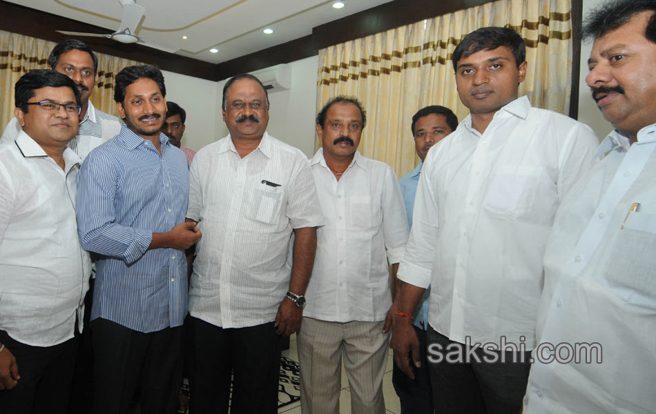 Ys jagan raithu bharosa yatra 3rd day - Sakshi12