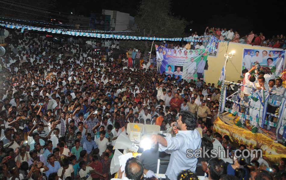 Ys jagan raithu bharosa yatra 3rd day - Sakshi14