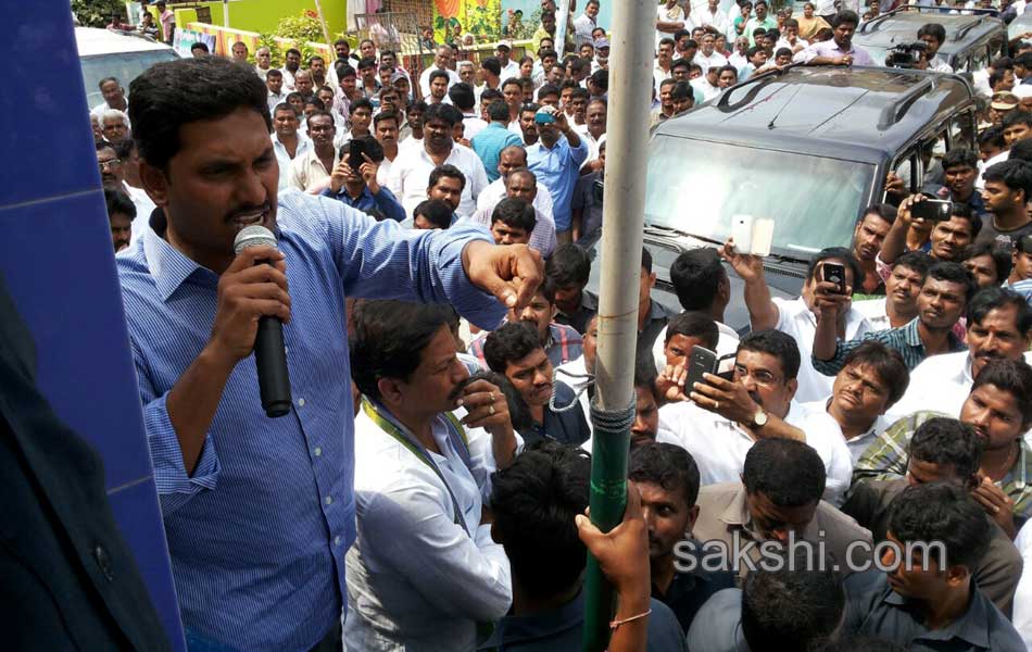 ys jagan mohan reddy visit in andrapradesh capital villages - Sakshi10
