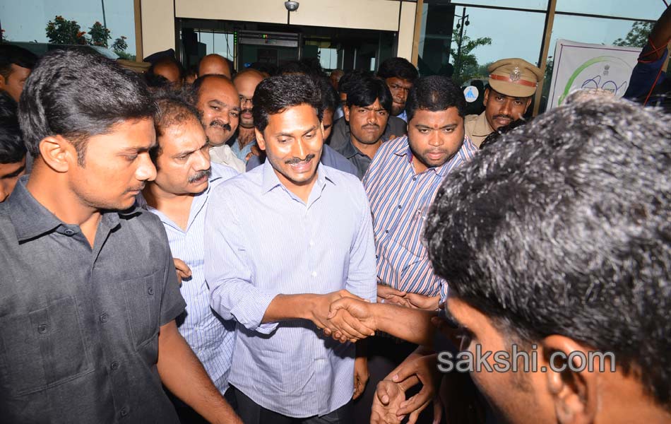 ys jagan attends marriage function - Sakshi3