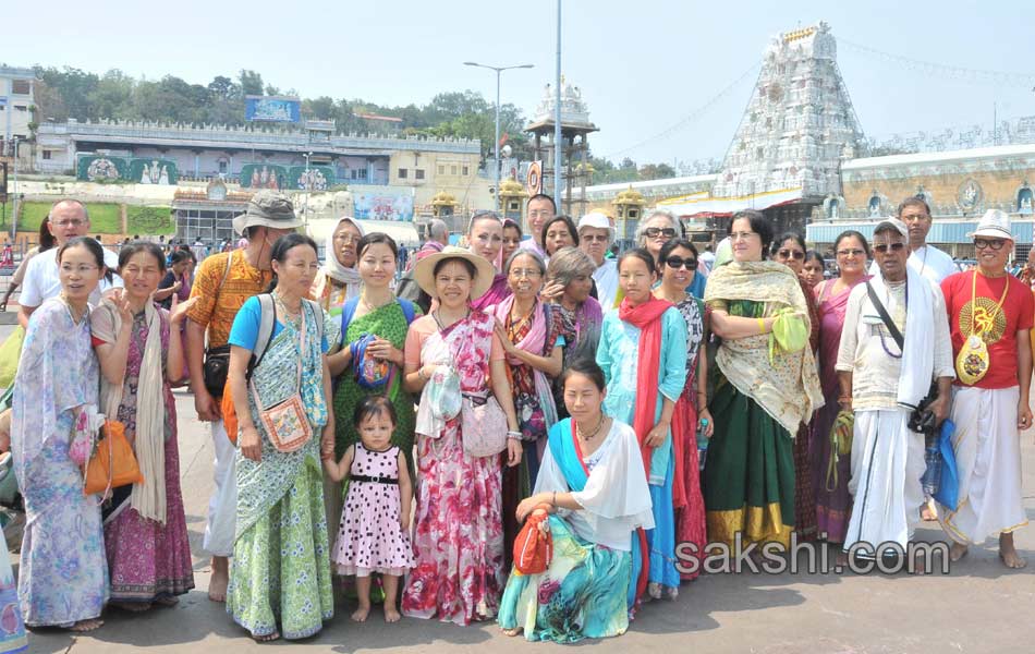 Tirumala foreign devotees thronging3