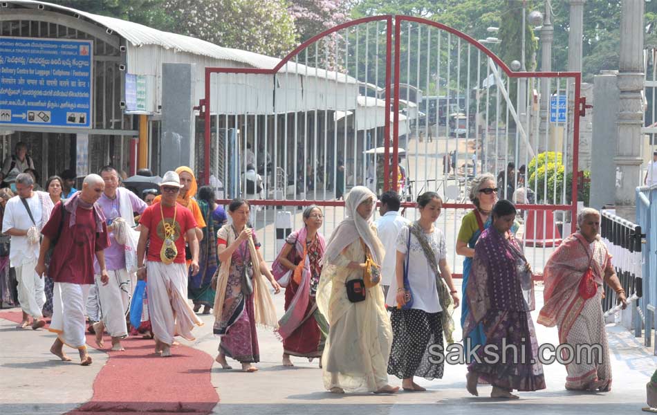 Tirumala foreign devotees thronging8