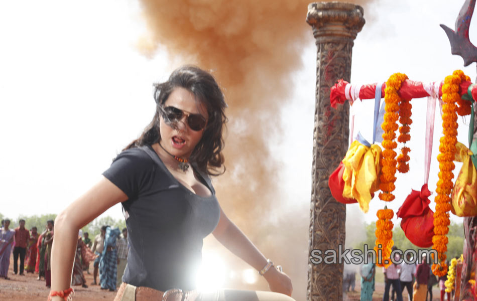 Nisha Kothari in Bullet Rani1