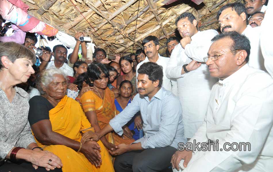 ys jagan condolence to late mountaneer mastan babu mother - Sakshi2