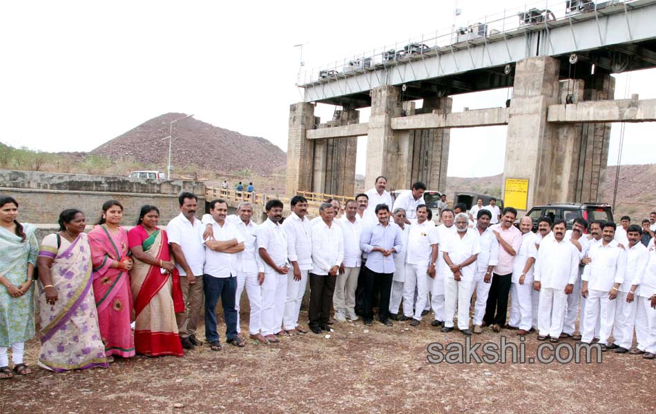 YS Jagan raithu Barosa Yatra - Sakshi3