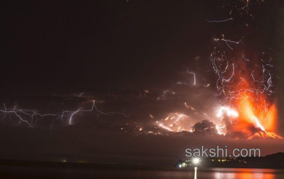 Evacuation as Calbuco volcano erupts in Chile2